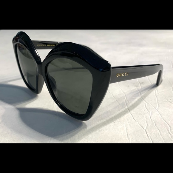 Gucci sunglasses large black frame black lenses green velvet case green pouch - Picture 5 of 12